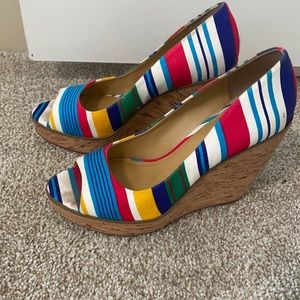 Nine West women’s wooden style wedge 4.5” tall size 7 good condition